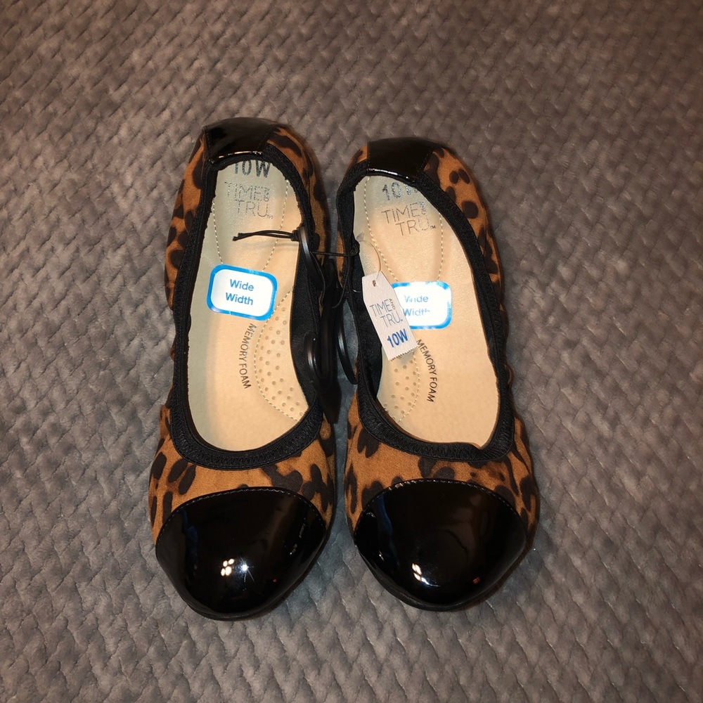 NWT Black  & Leopard Casual Flats B16